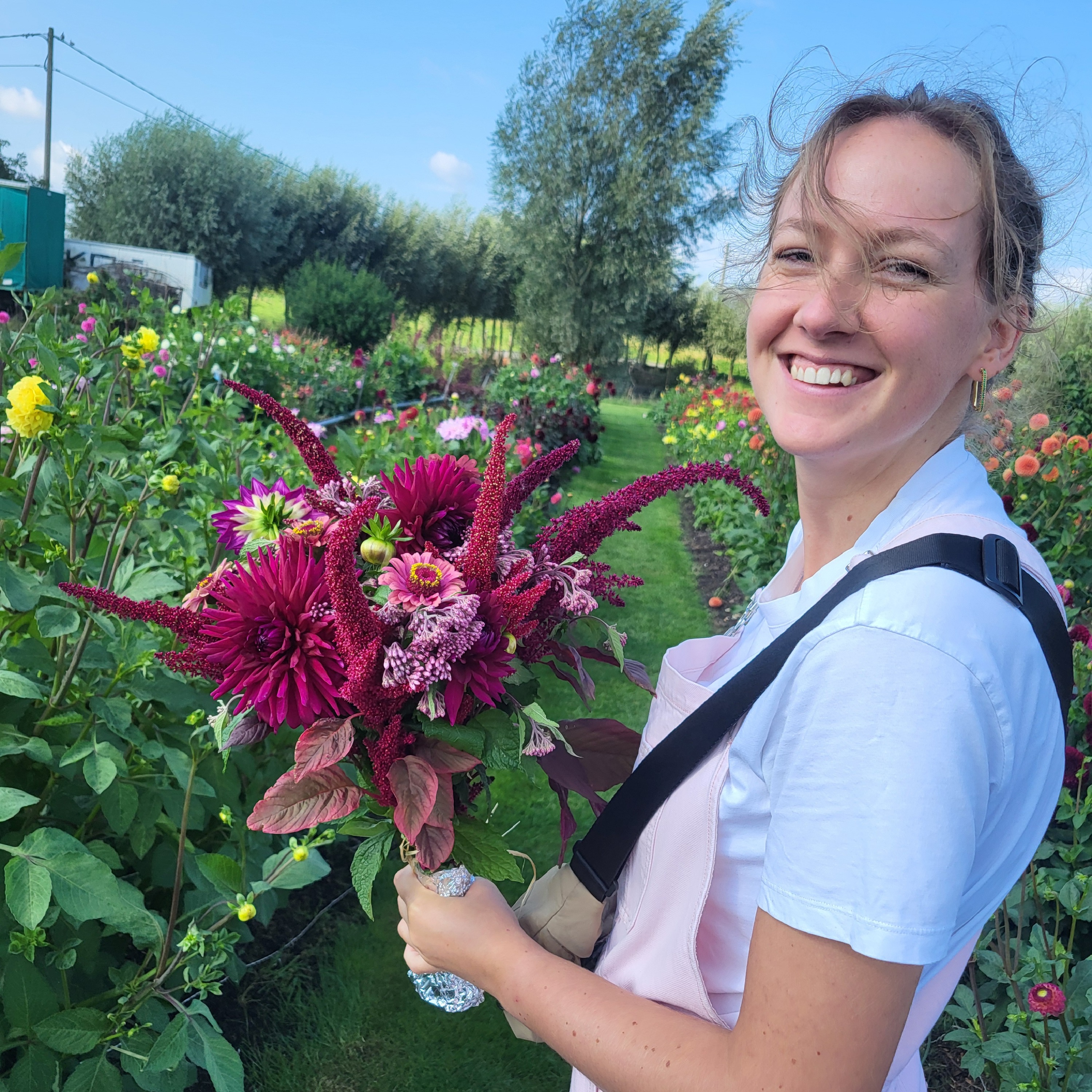 Kato met boeket bloemen in een kleurrijke tuin